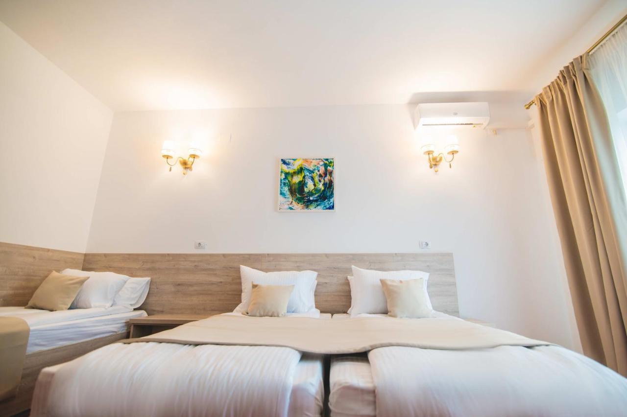 Hotel Class Brezoi Extérieur photo