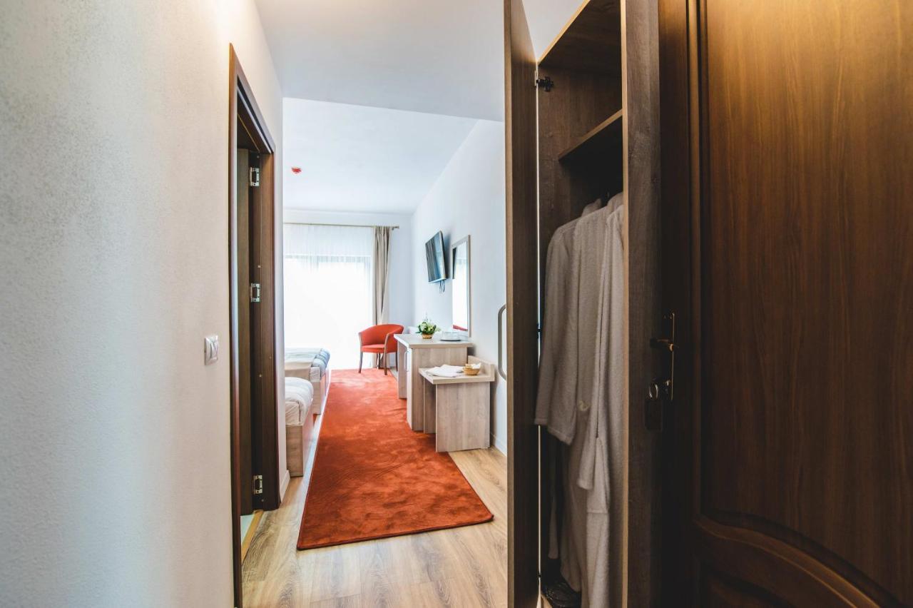 Hotel Class Brezoi Extérieur photo