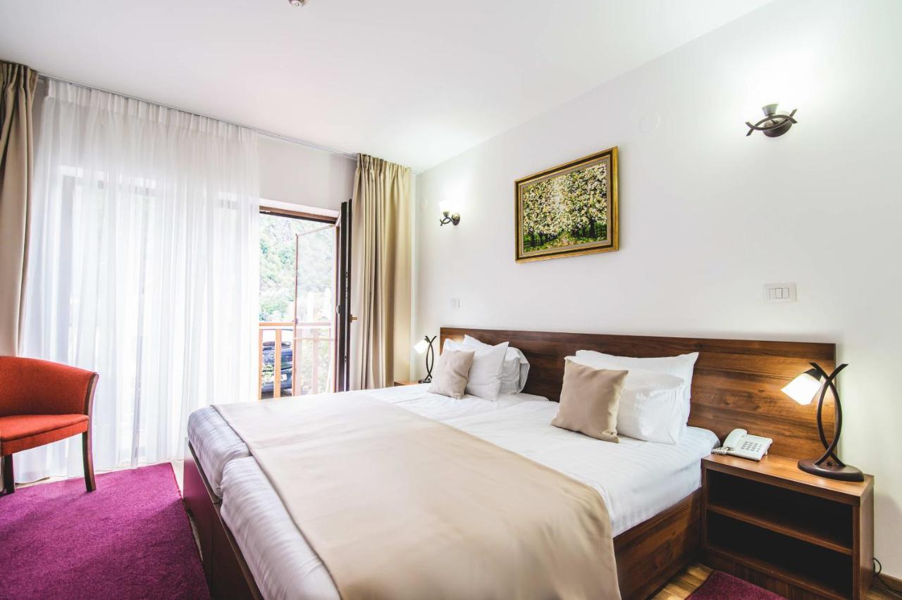 Hotel Class Brezoi Extérieur photo
