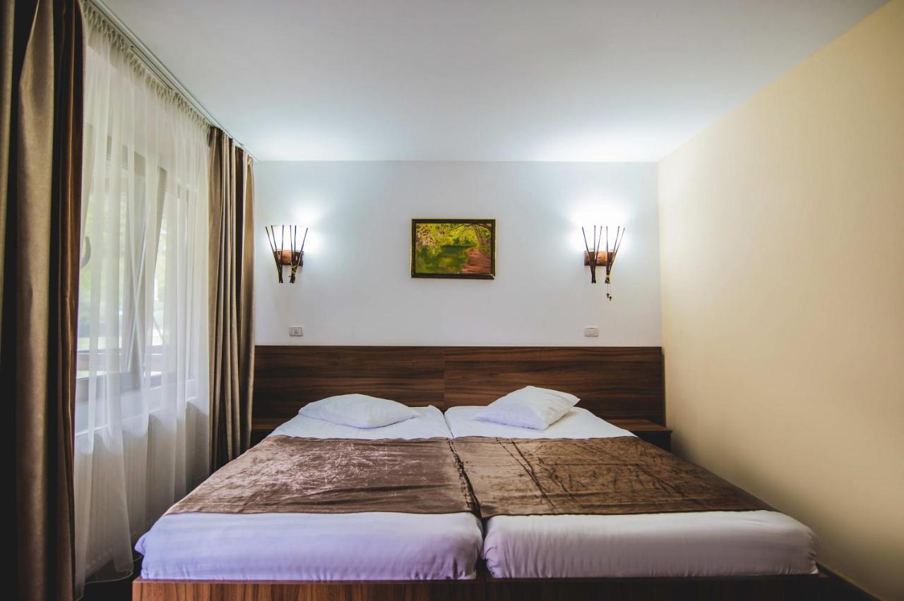 Hotel Class Brezoi Extérieur photo