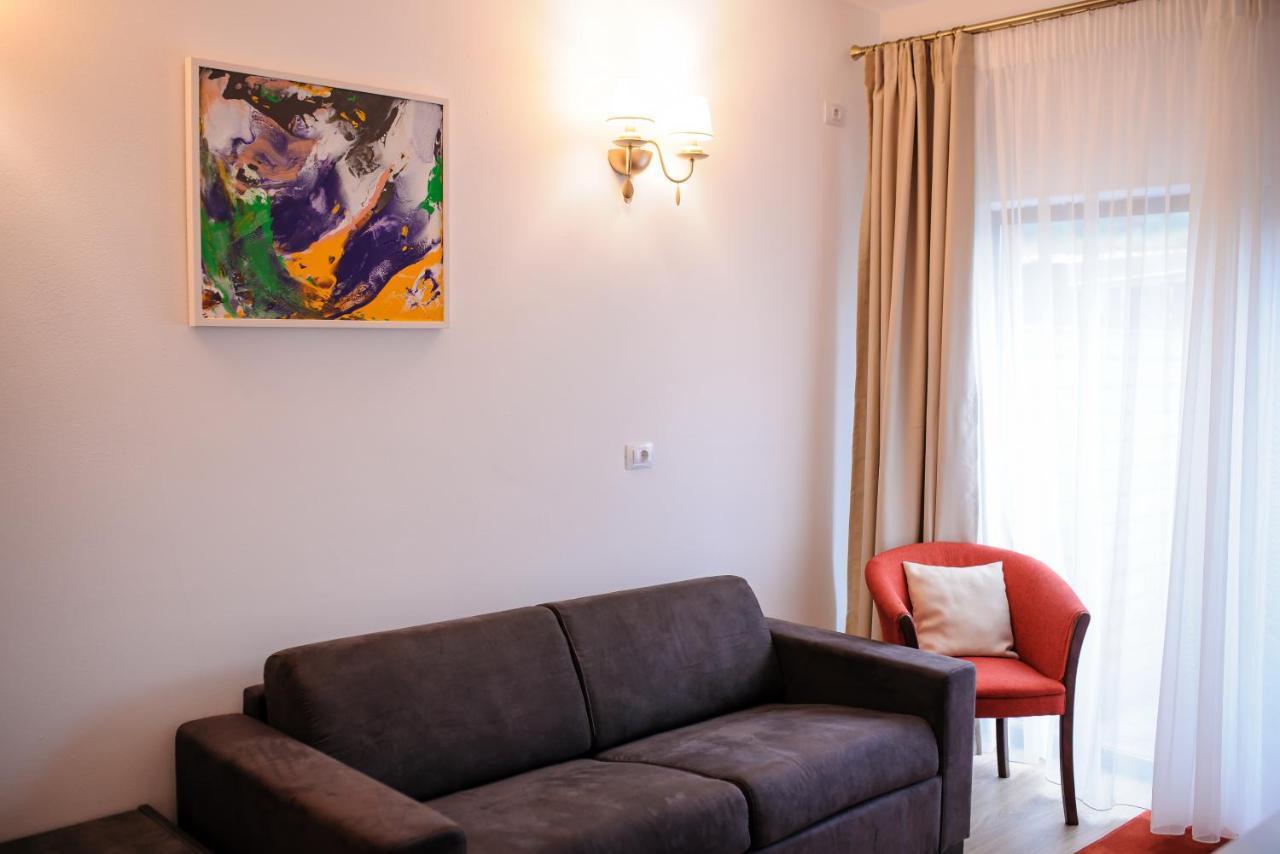 Hotel Class Brezoi Extérieur photo