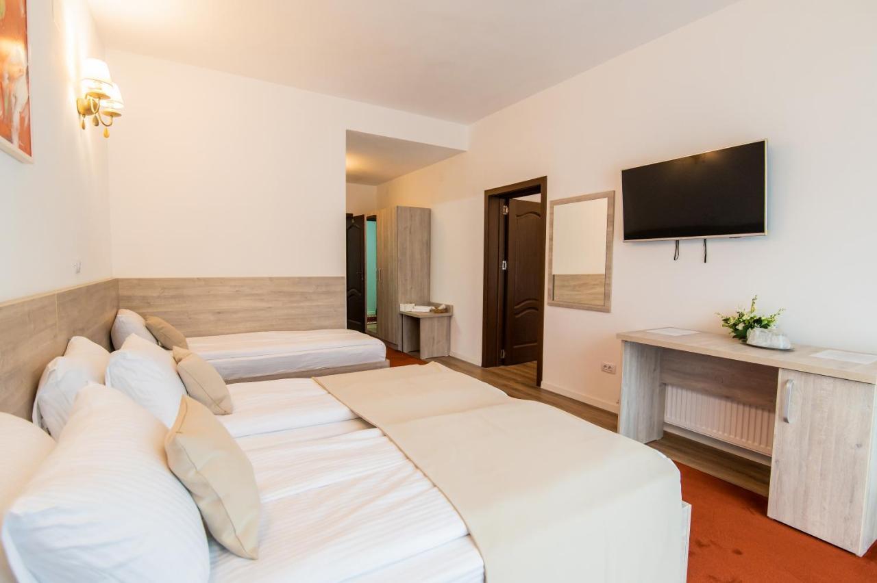 Hotel Class Brezoi Extérieur photo
