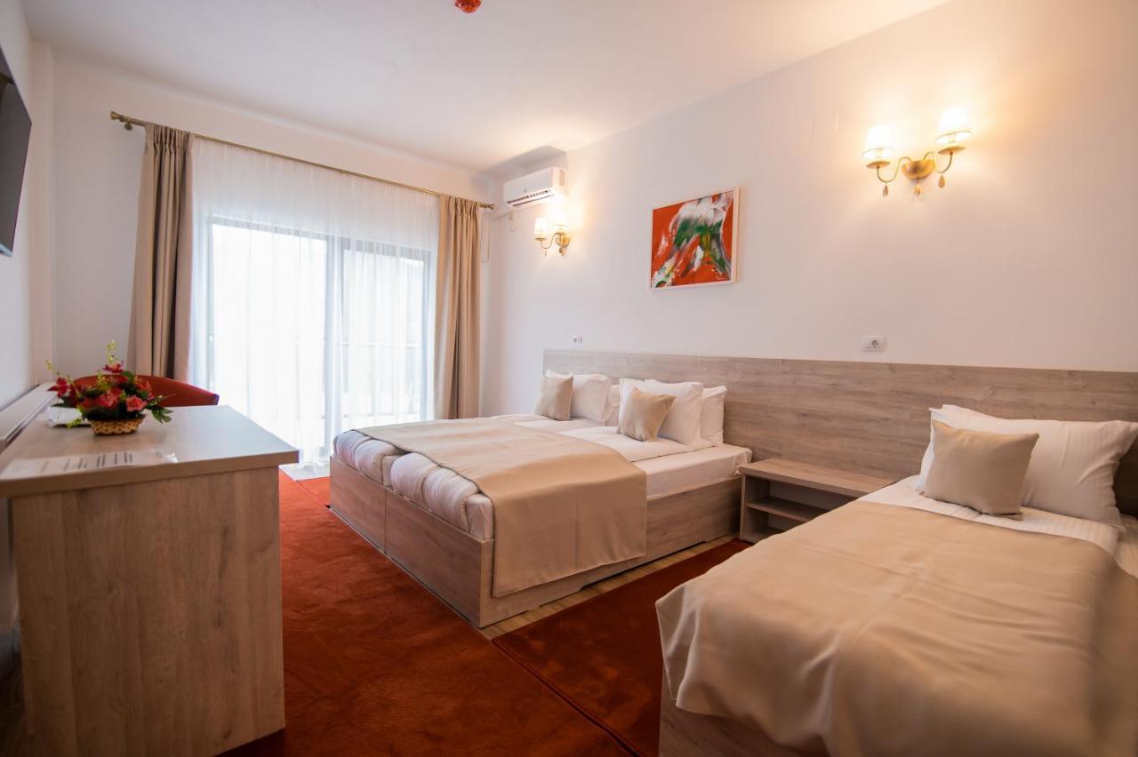 Hotel Class Brezoi Extérieur photo
